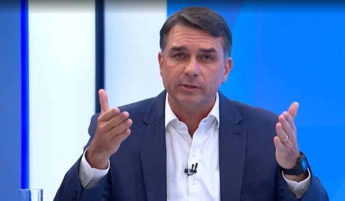 flavio-bolsonaro-tem-passaportes-cancelados-pela-pf;-ele-esta-sumido