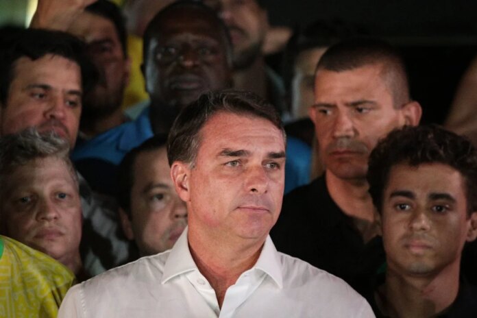 apoiador-de-trump-afirma-que-flavio-bolsonaro-chegou-aos-eua-com-seguranca