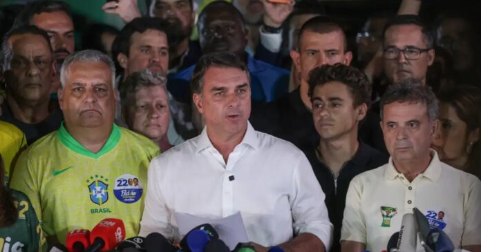 trump-aliado-confirma-flavio-bolsonaro-nos-eua-apos-fuga-sem-passaporte
