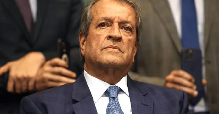pl-convoca-reuniao-de-crise-apos-relatos-de-que-flavio-bolsonaro-deixou-o-brasil