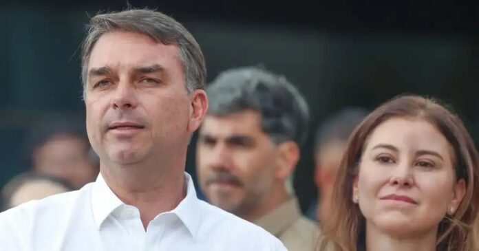 flavio-bolsonaro-vai-aos-eua-com-escalas-na-argentina-e-no-equador,-diz-site