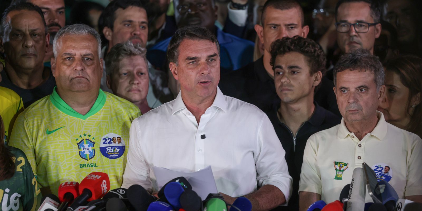 Flávio Bolsonaro entra na Argentina e avança rumo ao Equador