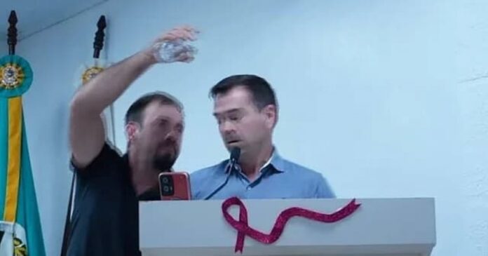 video-mostra-vereador-jogando-agua-em-colega-e-sessao-termina-apos-troca-de-socos-no-rs