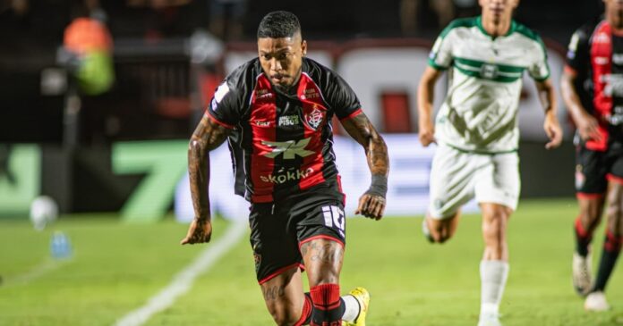 vitoria-retorna-ao-couto-pereira-quase-dez-anos-apos-show-de-marinho,-sem-o-atacante