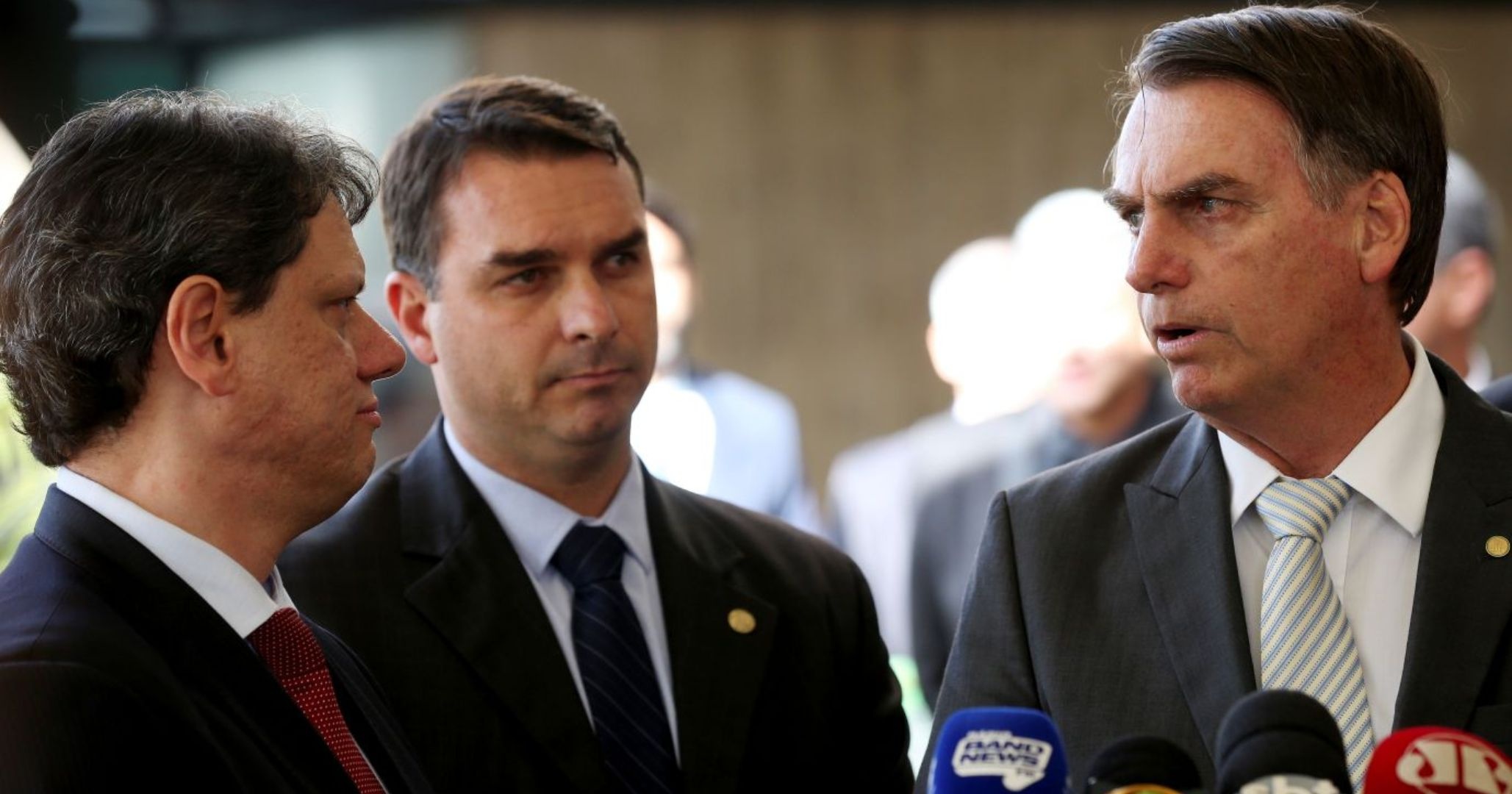 Tarcísio cobra respeito às urnas após Flávio Bolsonaro se declarar líder do Brasil