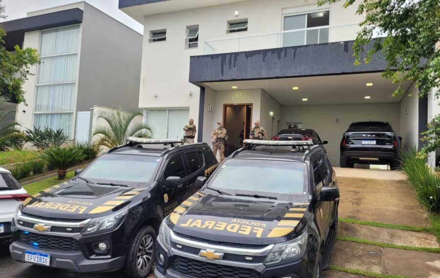 PF cumpre mandados em Salvador e Amélia Rodrigues contra tráfico e venda de armas