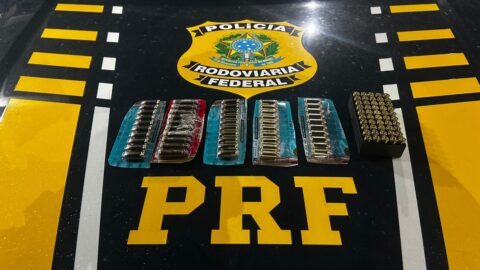 PRF prende passageiro com 100 munições restritas em ônibus na Bahia