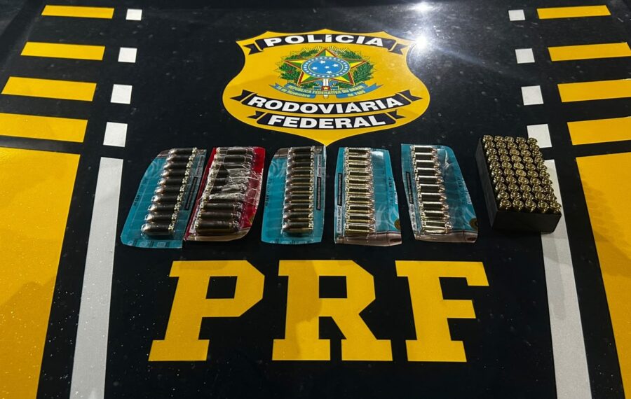 PRF prende passageiro com 100 munições restritas em ônibus na Bahia