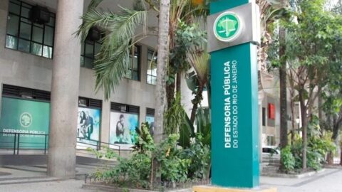 Defensoria do Rio dispensa estagiário que gravou conteúdo adulto com crachá no fórum