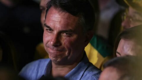 Flávio Bolsonaro mira 2030 após derrota em 2026 e busca frear Tarcísio e Michelle na direita