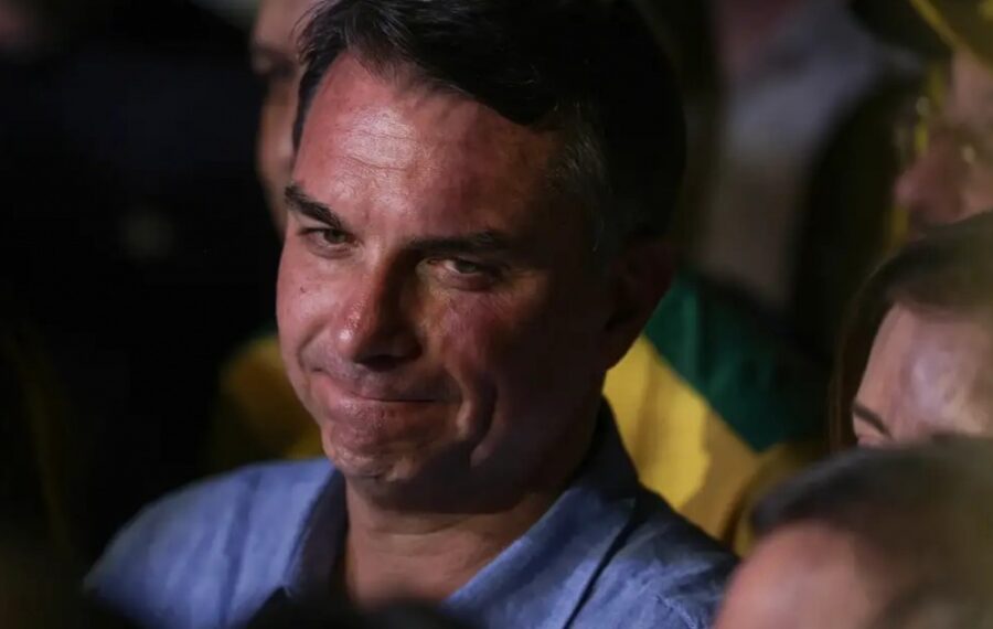 Flávio Bolsonaro mira 2030 após derrota em 2026 e busca frear Tarcísio e Michelle na direita