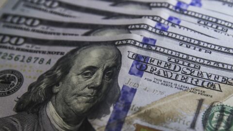 Dólar registra alta de 0,76% e encerra o dia em R$ 5,39, com cautela no mercado