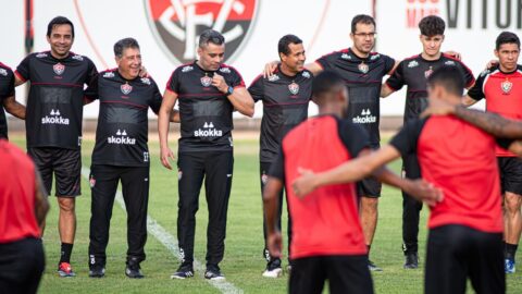 Vitória pode alinhar com três zagueiros e pontas abertas na partida contra o Coritiba