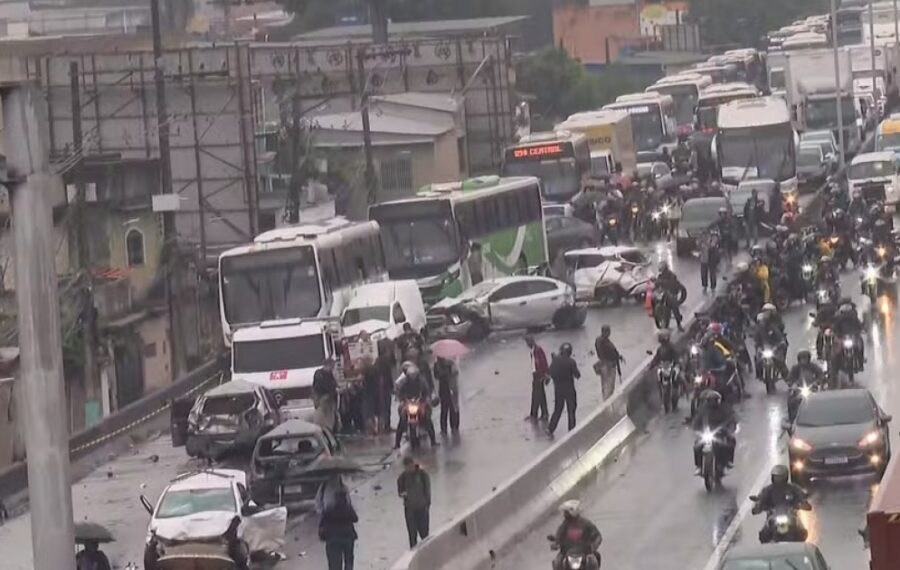 Motorista infarta na Via Dutra, engavetamento de 22 carros no RJ