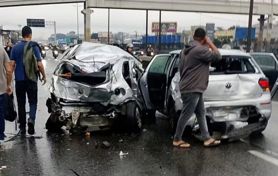 Infarto atinge motorista; engavetamento com 20 veículos deixa feridos no Rio