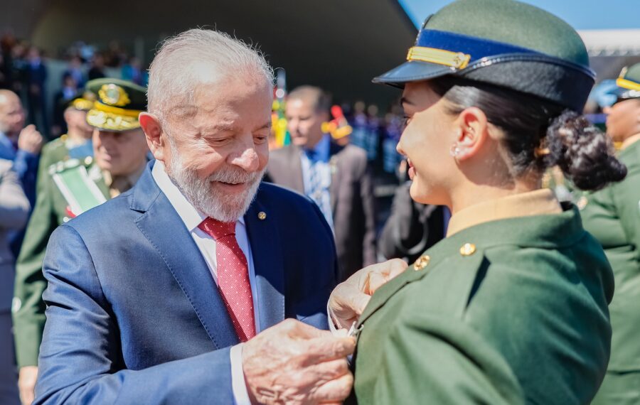 Lula indica mulher para chefiar o Ministério da Defesa