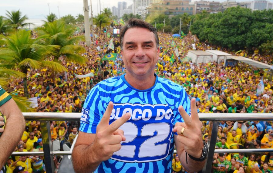 Flávio Bolsonaro: nega fraqueza e defende nova eleição antes de 2030