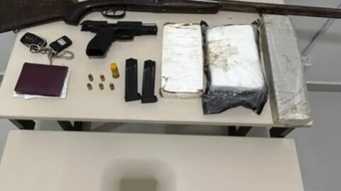 Homem morre em confronto com a PM às margens da BA-262; polícia apreende drogas, armas e SW4 no sudoeste baiano.
