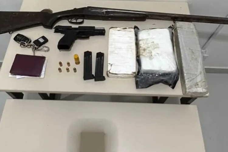 Homem morre em confronto com a PM às margens da BA-262; polícia apreende drogas, armas e SW4 no sudoeste baiano.