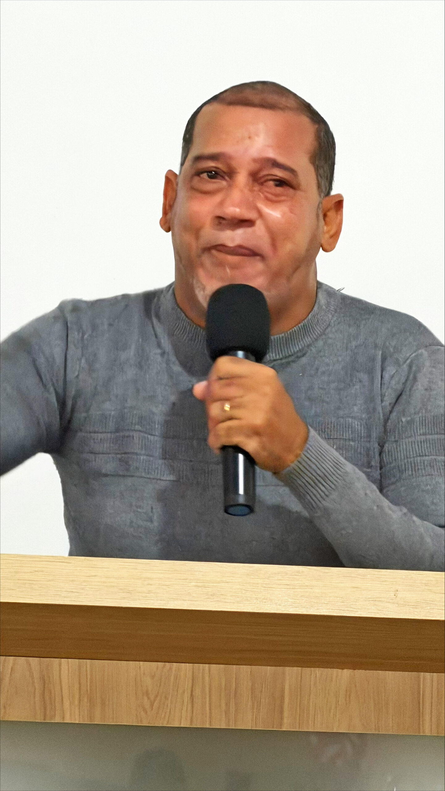 Vereador Professor Boloca se emociona ao comentar reeleição de Lula durante sessão em Prado