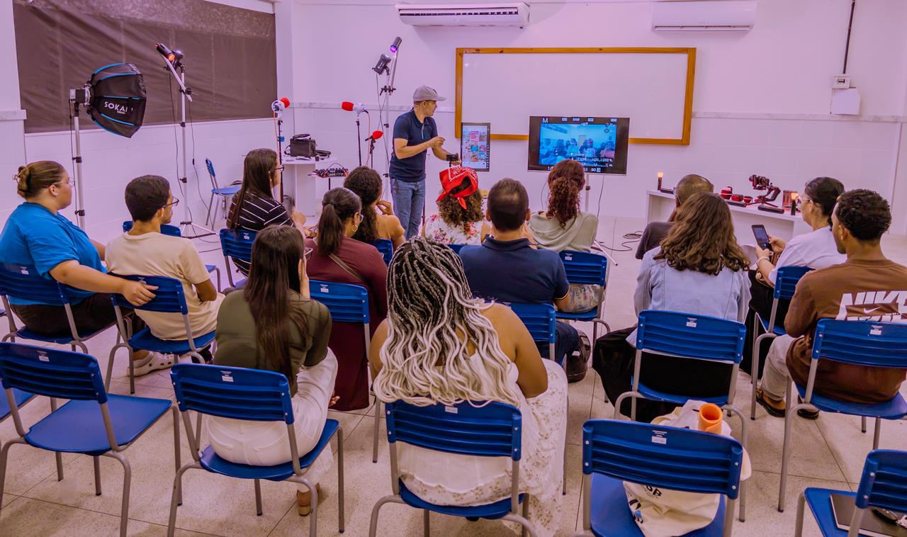 Oficina gratuita de mídias sociais capacita participantes e fortalece empreendedorismo em Caravelas 2 WhatsApp Image 2026 10 24 at 00.00.05 1