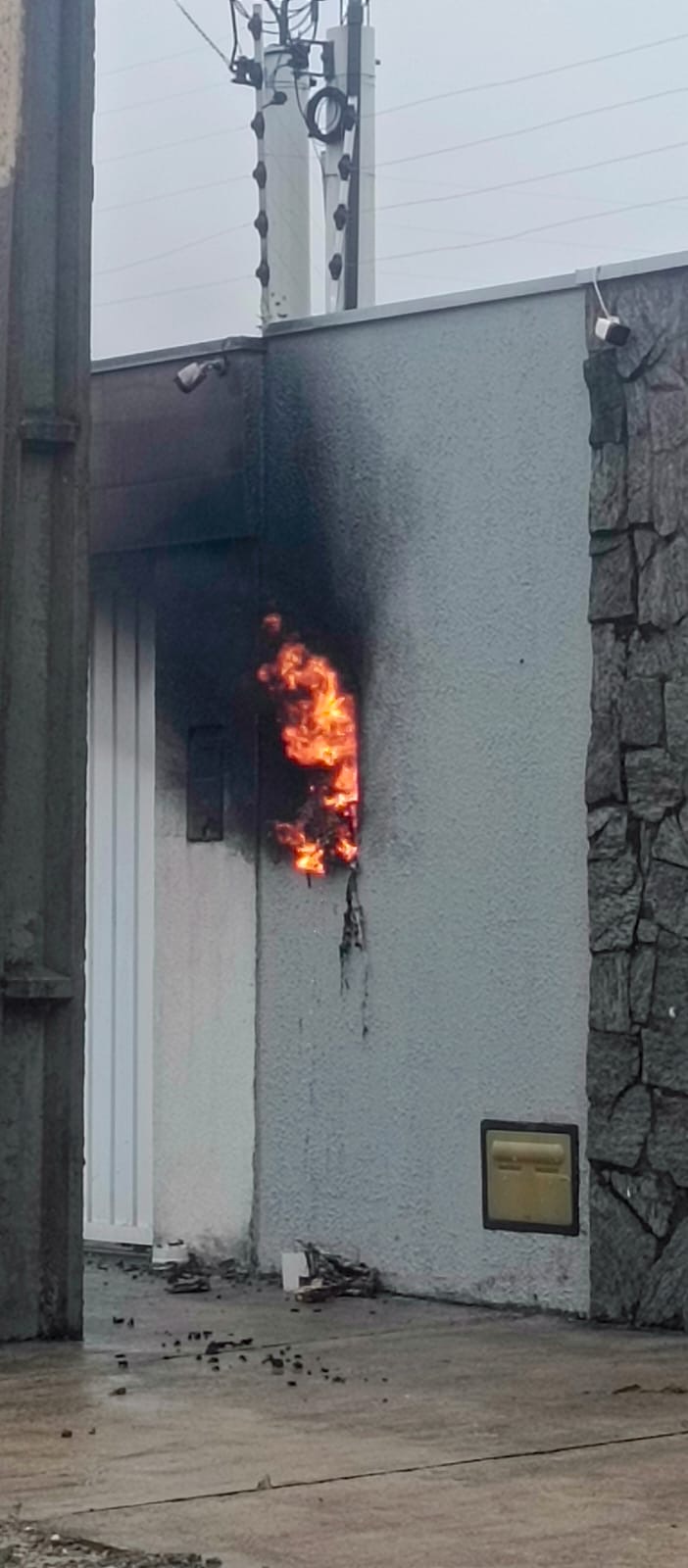 Curto-circuito destrói padrão de energia de residência no bairro Basevi de Prado