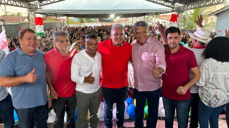 Multidão lota evento da pré-candidatura de Zico à reeleição de prefeito em Alcobaça