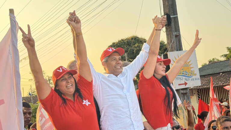 Vaninha realiza caminhada com presença de Jerônimo Rodrigues declarando apoio à sua campanha em Caravelas