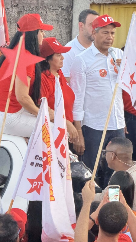 Vaninha realiza caminhada com presença de Jerônimo Rodrigues declarando apoio à sua campanha em Caravelas 9 IMG 2772