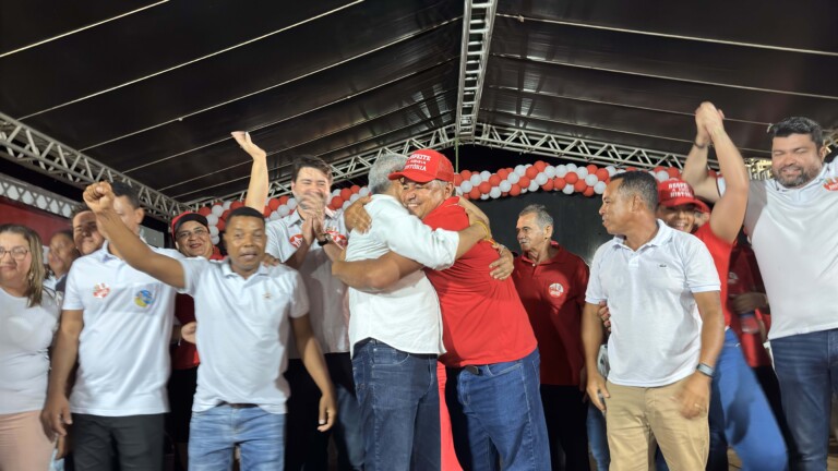Zico de Baiato realiza caminhada histórica em Alcobaça com presença do governador da Bahia declarando apoio à sua reeleição