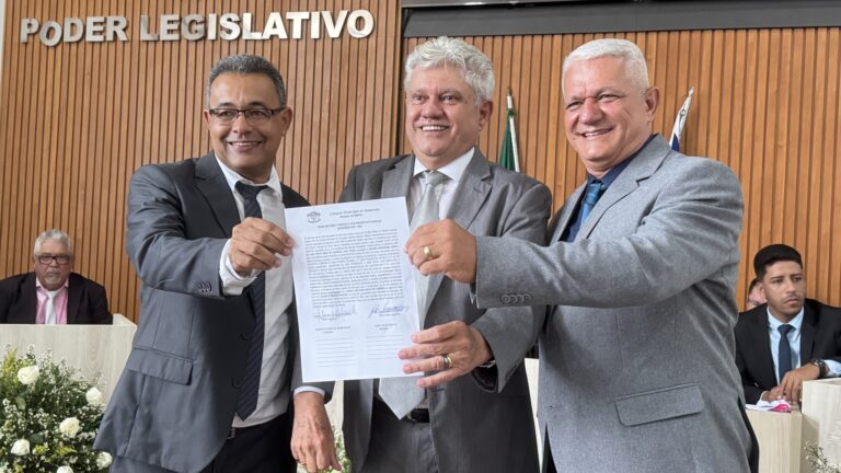 Jorge Almeida e Lê da LR e mais quinze vereadores são empossados em Itamaraju