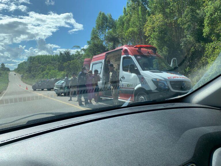 Polícia militar auxilia no resgate de vítimas de acidente em Mucuri