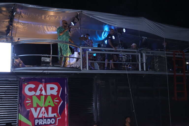 Afrosíaco arrasta uma multidão pelas avenidas de Prado no domingo de carnaval 2025