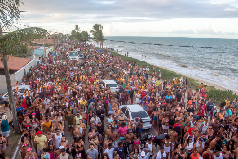 Blocos na avenida, arrastão pela orla e vários shows marcaram o segundo dia do Carnaval de Alcobaça