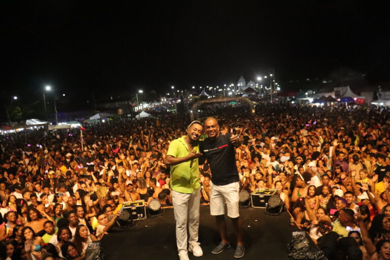 Milsinho Toque Dez atrai multidão para a segunda noite do Carnaval 2025 de Prado