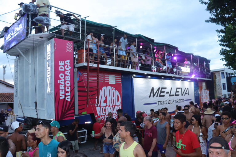 Arrastão com Fantasia do Samba atrai uma multidão de foliões para o domingo de carnaval em Alcobaça