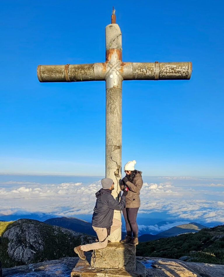 Casal que se conheceu em Prado protagoniza pedido espetacular de casamento nas alturas