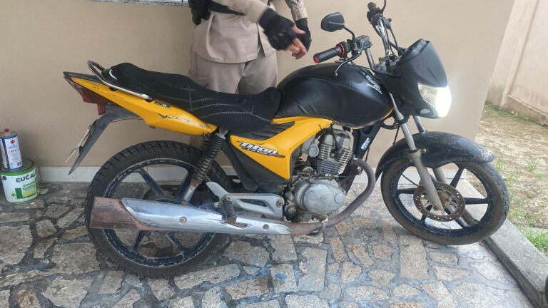 Polícia Militar recupera motocicleta com restrição de furto em Itabatan