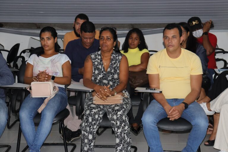 Vereadores de Alcobaça participam de reunião com profissionais de várias secretarias municipais sobre aplicação de recursos em programas educacionais