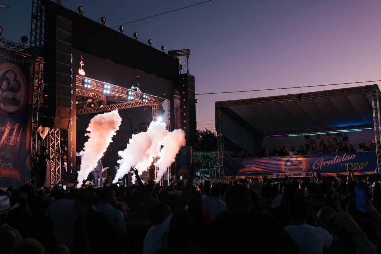 Uma multidão de pessoas até o amanhecer na segunda noite da festa dos 63 anos de Lajedão