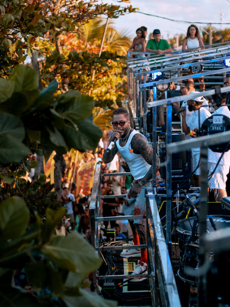 Igor Kannário arrasta uma multidão pela orla de Alcobaça na programação da Festa de Agosto 2025