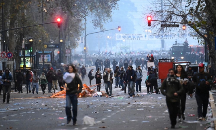 Manifestantes promovem distúrbio em frente ao Congresso argentino durante debate da reforma de Milei 5 argentina