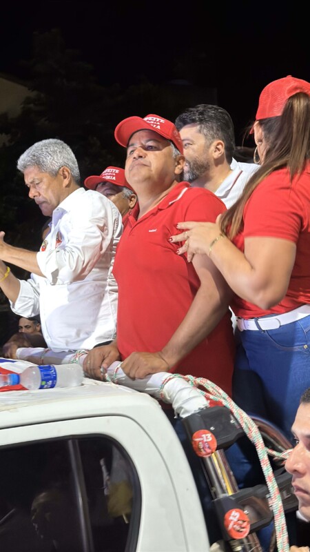 Zico de Baiato realiza caminhada histórica em Alcobaça com presença do governador da Bahia declarando apoio à sua reeleição 21 IMG 2802