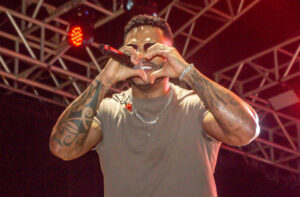 Tony Salles atrai milhares de pessoas na quarta noite do Réveillon 2025 de Alcobaça 11 Tony Salles atrai milhares de pessoas na quarta noite do Reveillon 2025 de Alcobaca 6