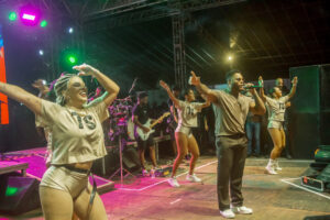 Tony Salles atrai milhares de pessoas na quarta noite do Réveillon 2025 de Alcobaça 9 Tony Salles atrai milhares de pessoas na quarta noite do Reveillon 2025 de Alcobaca 8