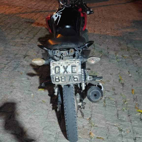 Casal é preso em Teixeira de Freitas por tráfico de drogas 1 Motocicleta apreendida com casal acusado de trafico de drogas em Teixeira de Freitas