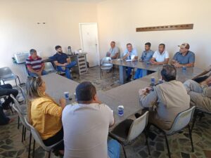 Polícia militar monta gabinete de gestão de crise e intenfica policiamento em áreas de conflito de terra no extremo sul 1 Reuniao entre policia militar representantes do legislativo do executivo municipal do Prado e produtores rurais 2