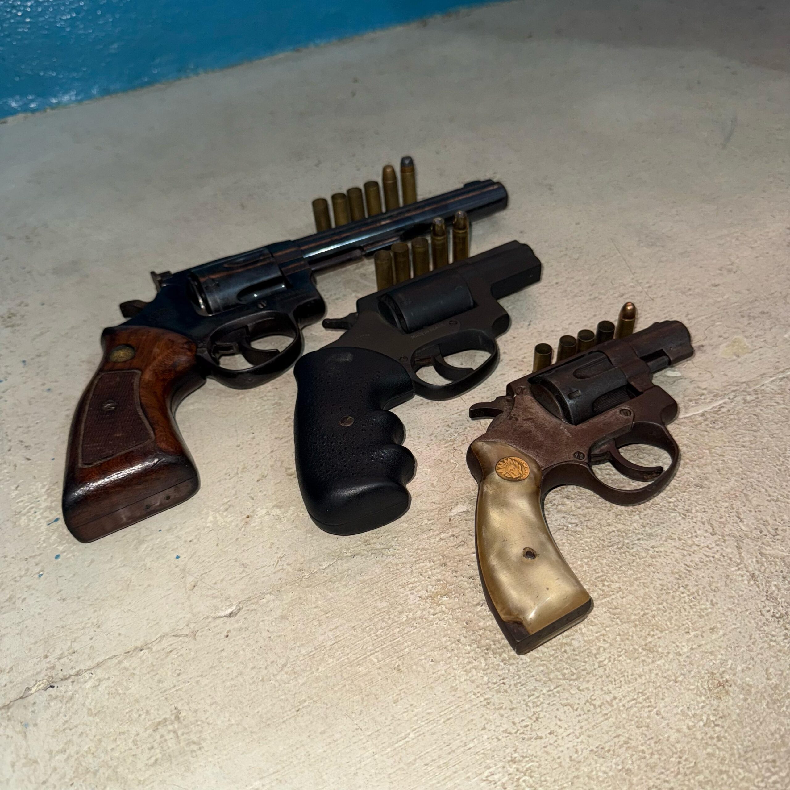 Polícia apreende armas e droga após confronto em Alcobaça 1 Armas apreendidas durante confronto em Alcobaca scaled