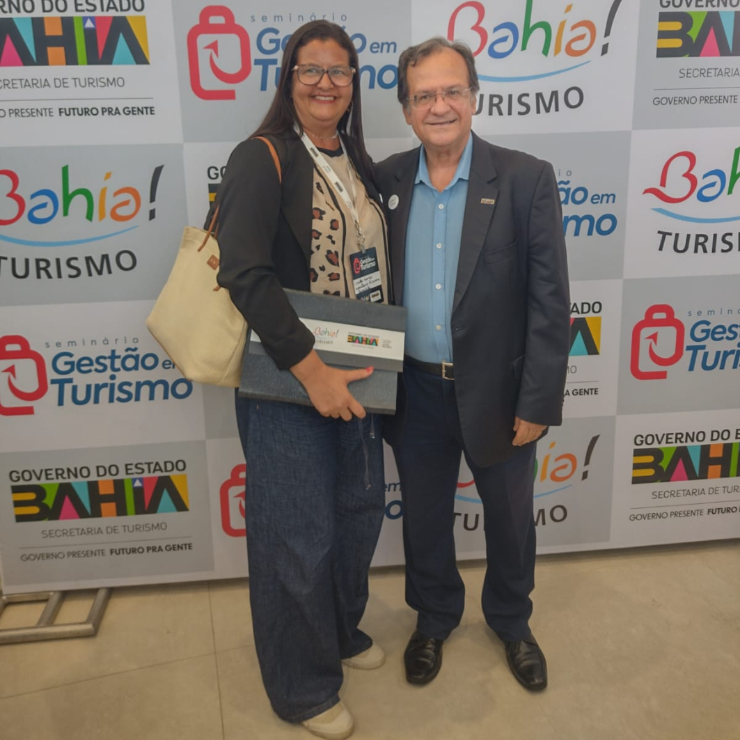 Secretária de turismo de Caravelas parabeniza o governo baiano pela realização do 2º Seminário Gestão em Turismo: Transformando Municípios e Impulsionando o Turismo Baian 1 Secretários de turismo, Leila Borges (Caravelas) e Maurício Bacelar (Bahia)