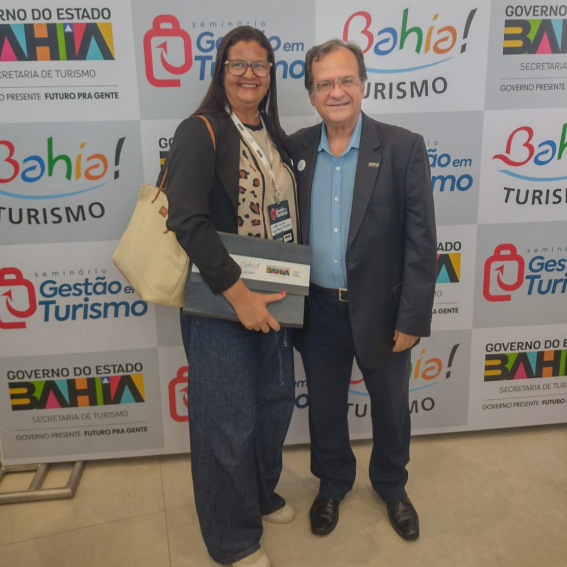Caravelas retorna ao Mapa do Turismo Brasileiro com a expectativa de atrair investimentos e mais visibilidade turística 3 Leila Fragoso Secretaria de Turismo e Cultura de Caravelas e Mauricio Bacelar Secretario de Turismo da Bahia